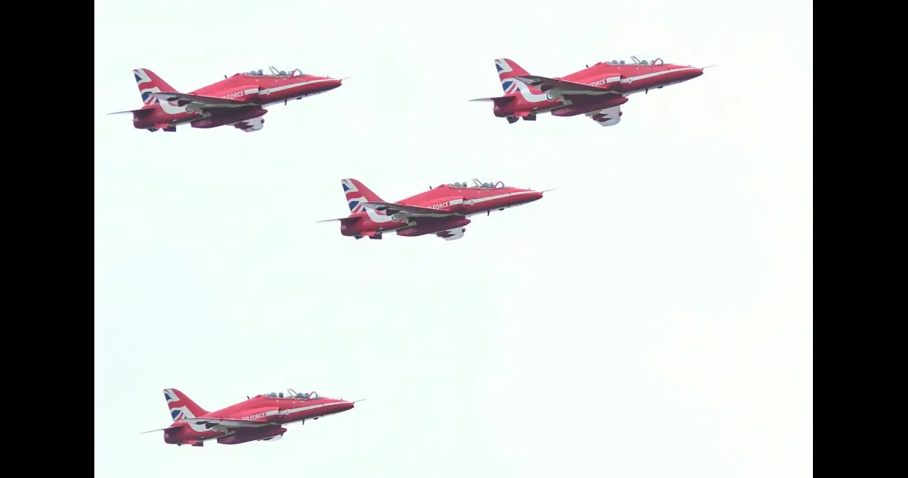 Red Arrows Planes: The Heart of the UK's Aerobatic c Red Arrows Planes: The Heart of the UK's Aerobatic c